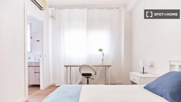 Se alquila habitación en piso de 4 habitaciones en Sevilla, Sevilla