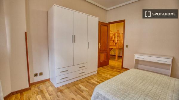 Se alquila habitación en piso de 10 habitaciones en Oviedo, Oviedo