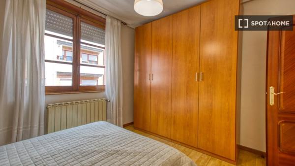 Se alquila habitación en piso de 10 habitaciones en Oviedo, Oviedo