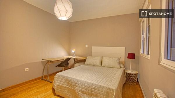 Se alquila habitación en piso de 4 habitaciones en Oviedo, Oviedo