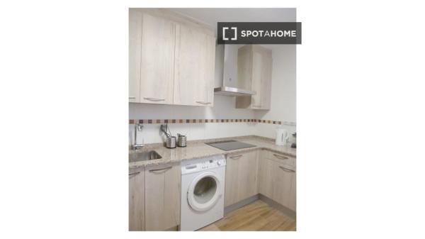 Room for rent in 5-bedroom apartment in Actur, Zaragoza