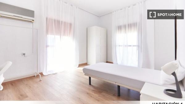 Se alquilan habitaciones en apartamento de 5 habitaciones en Sevilla