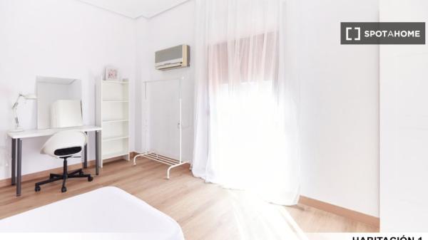 Se alquilan habitaciones en apartamento de 5 habitaciones en Sevilla