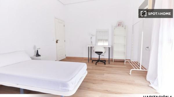 Se alquilan habitaciones en apartamento de 5 habitaciones en Sevilla