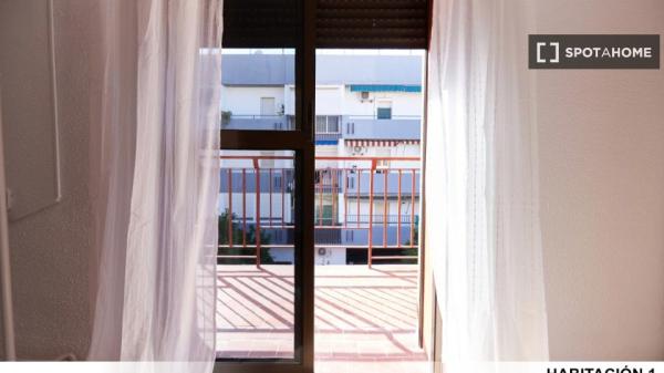 Se alquilan habitaciones en apartamento de 5 habitaciones en Sevilla