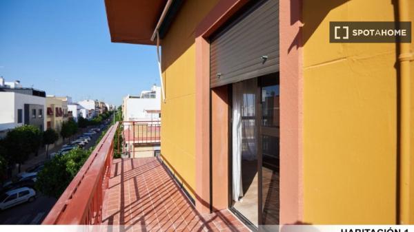 Se alquilan habitaciones en apartamento de 5 habitaciones en Sevilla