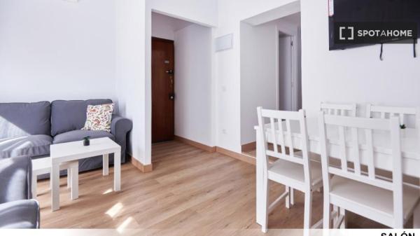 Se alquilan habitaciones en apartamento de 5 habitaciones en Sevilla