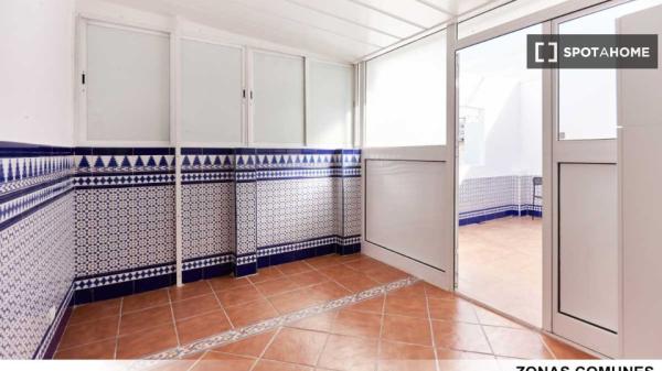 Se alquilan habitaciones en apartamento de 5 habitaciones en Sevilla