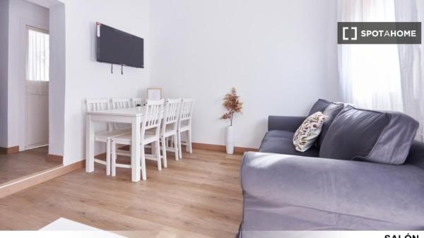 Se alquilan habitaciones en apartamento de 5 habitaciones en Sevilla