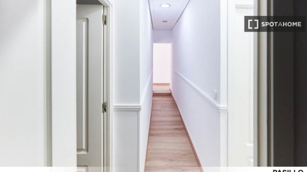 Se alquilan habitaciones en apartamento de 5 habitaciones en Sevilla