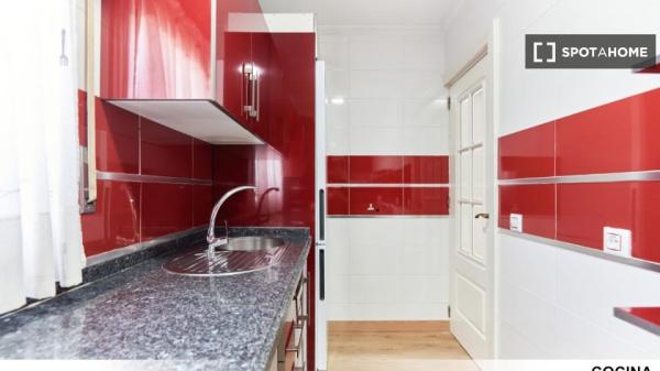 Se alquilan habitaciones en apartamento de 5 habitaciones en Sevilla