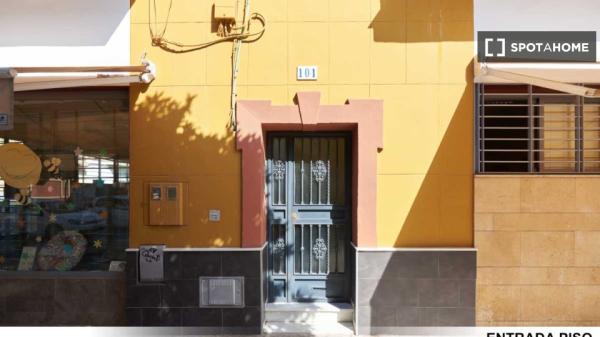 Se alquilan habitaciones en apartamento de 5 habitaciones en Sevilla