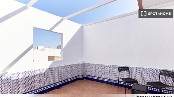 Se alquilan habitaciones en apartamento de 5 habitaciones en Sevilla