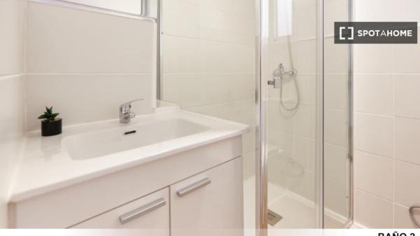 Se alquilan habitaciones en apartamento de 5 habitaciones en Sevilla