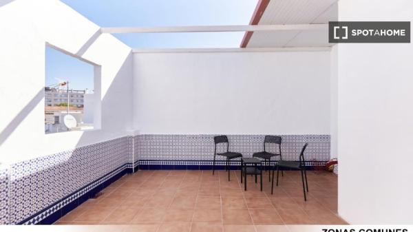 Se alquilan habitaciones en apartamento de 5 habitaciones en Sevilla