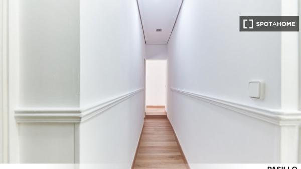 Se alquilan habitaciones en apartamento de 5 habitaciones en Sevilla