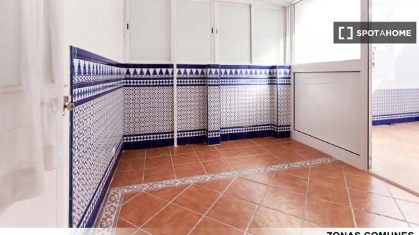 Se alquilan habitaciones en apartamento de 5 habitaciones en Sevilla