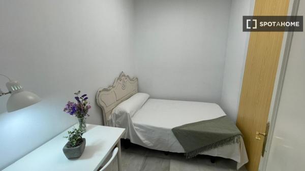 Pokój we wspólnym mieszkaniu w Sewilli