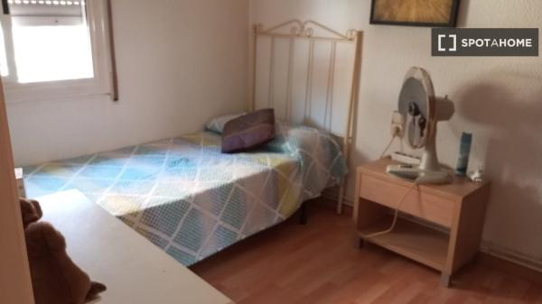 Se alquila habitación en piso de 2 habitaciones en Sabadell, Barcelona