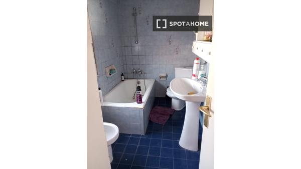 Se alquila habitación en piso de 2 habitaciones en Sabadell, Barcelona