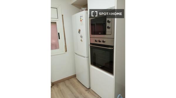 Se alquila habitación en piso de 2 habitaciones en Sabadell, Barcelona