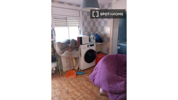Se alquila habitación en piso de 2 habitaciones en Sabadell, Barcelona