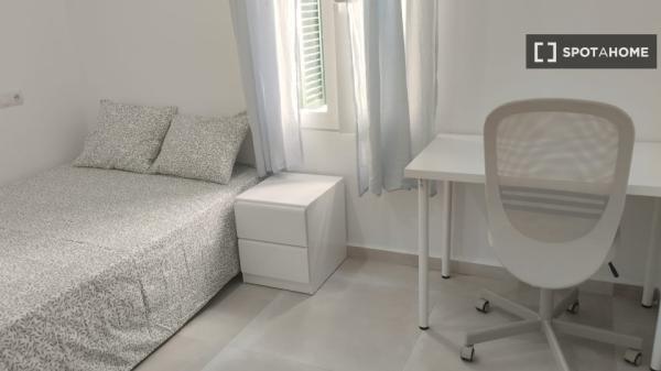 Pokój do wynajęcia w 4-pokojowym mieszkaniu w Son Canals, Palma