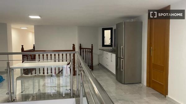Room for rent in 8-bedroom apartment in Murcia