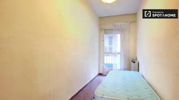 Apartamento asequible de 3 dormitorios en alquiler en Tetuán, Madrid