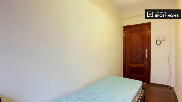 Apartamento asequible de 3 dormitorios en alquiler en Tetuán, Madrid