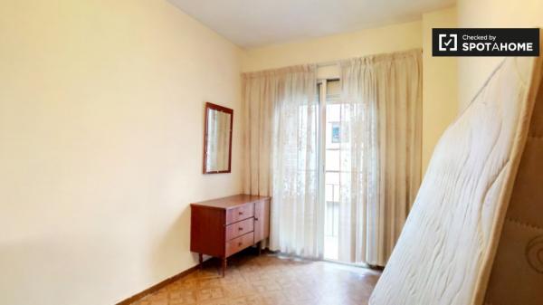Apartamento asequible de 3 dormitorios en alquiler en Tetuán, Madrid