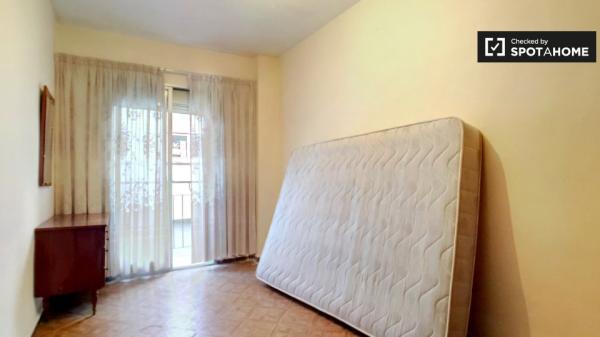 Apartamento asequible de 3 dormitorios en alquiler en Tetuán, Madrid