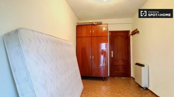 Apartamento asequible de 3 dormitorios en alquiler en Tetuán, Madrid