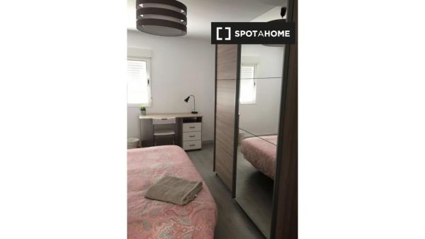 Se alquila habitación, apartamento de 5 dormitorios, Benimaclet, Valencia.