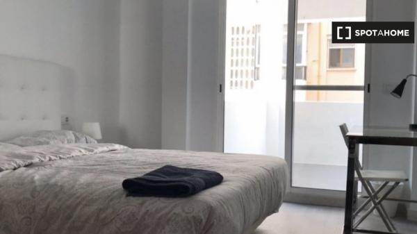 Se alquila habitación, apartamento de 5 dormitorios, Benimaclet, Valencia.
