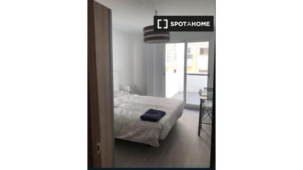 Se alquila habitación, apartamento de 5 dormitorios, Benimaclet, Valencia.