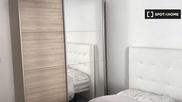 Se alquila habitación, apartamento de 5 dormitorios, Benimaclet, Valencia.
