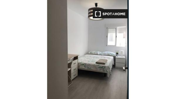 Se alquila habitación, apartamento de 5 dormitorios, Benimaclet, Valencia.
