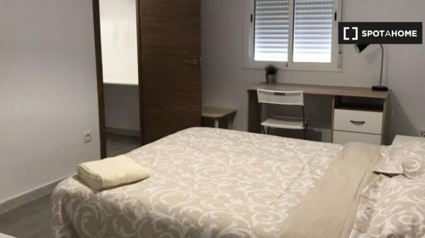 Se alquila habitación, apartamento de 5 dormitorios, Benimaclet, Valencia.