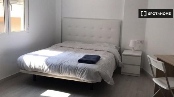 Se alquila habitación, apartamento de 5 dormitorios, Benimaclet, Valencia.