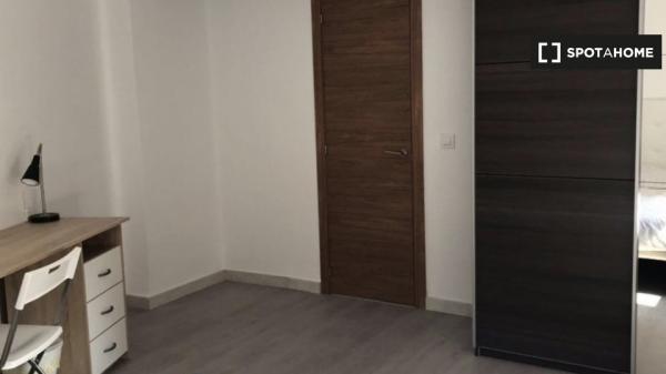 Se alquila habitación, apartamento de 5 dormitorios, Benimaclet, Valencia.