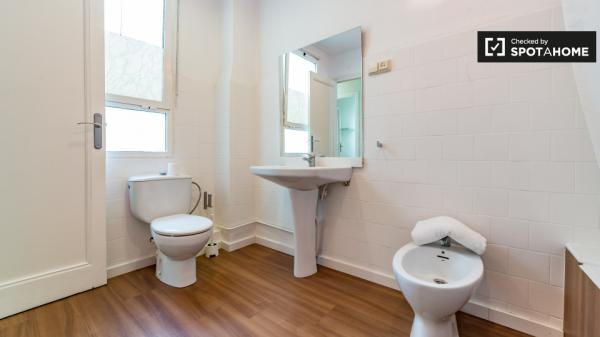 Habitación equipada en apartamento de 5 dormitorios en Extramurs, Valencia