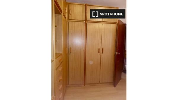 Rooms for rent in 4-bedroom apartment in Barcelona