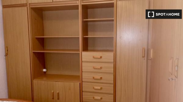 Rooms for rent in 4-bedroom apartment in Barcelona