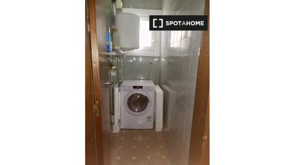 Rooms for rent in 4-bedroom apartment in Barcelona