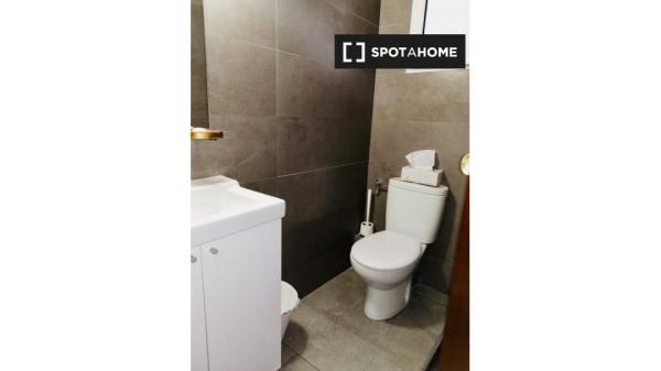 Rooms for rent in 4-bedroom apartment in Barcelona