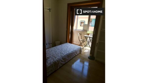 Rooms for rent in 4-bedroom apartment in Barcelona