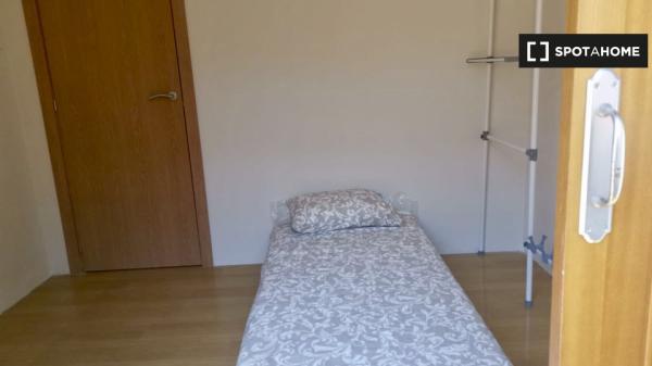 Rooms for rent in 4-bedroom apartment in Barcelona