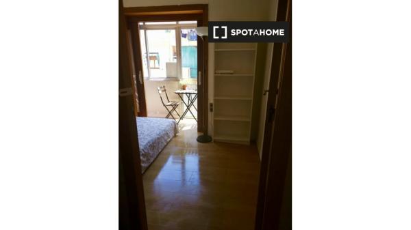 Rooms for rent in 4-bedroom apartment in Barcelona