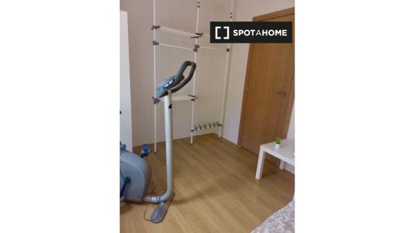 Rooms for rent in 4-bedroom apartment in Barcelona